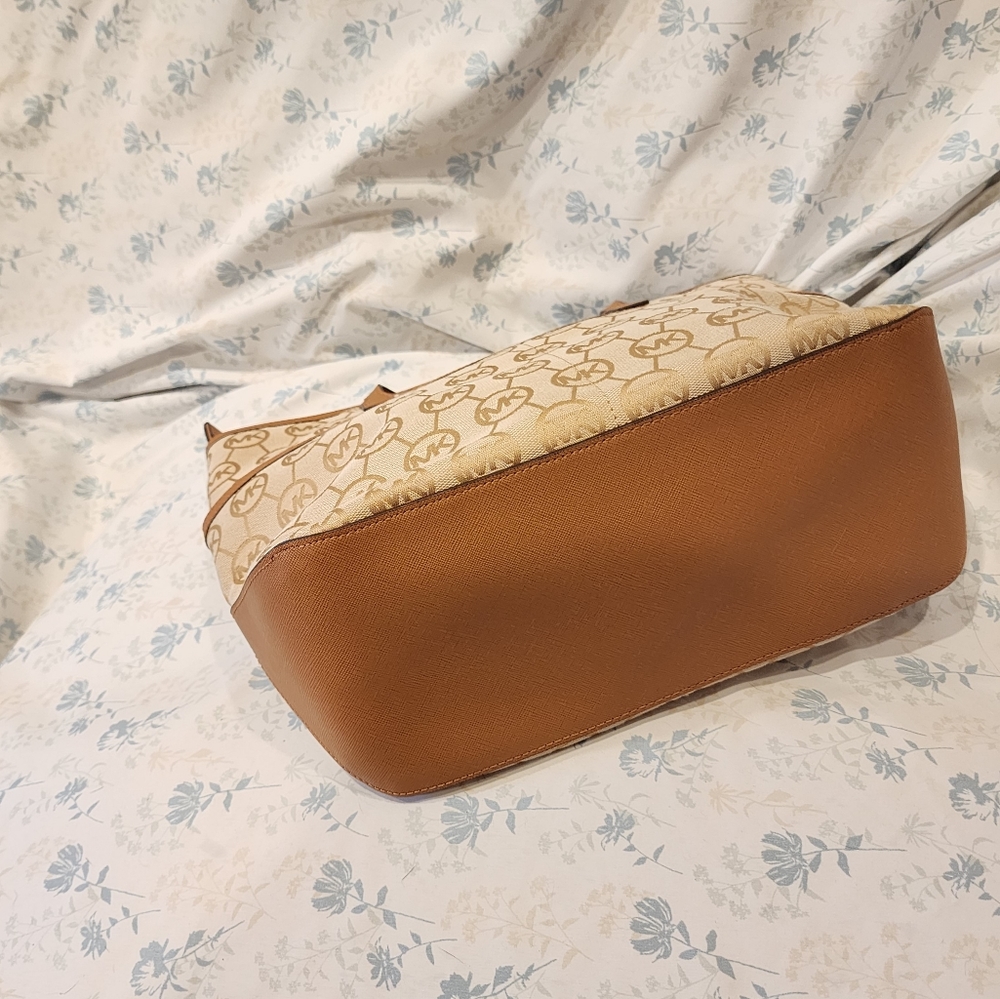 Michael Kors purse - Picture 4 of 9